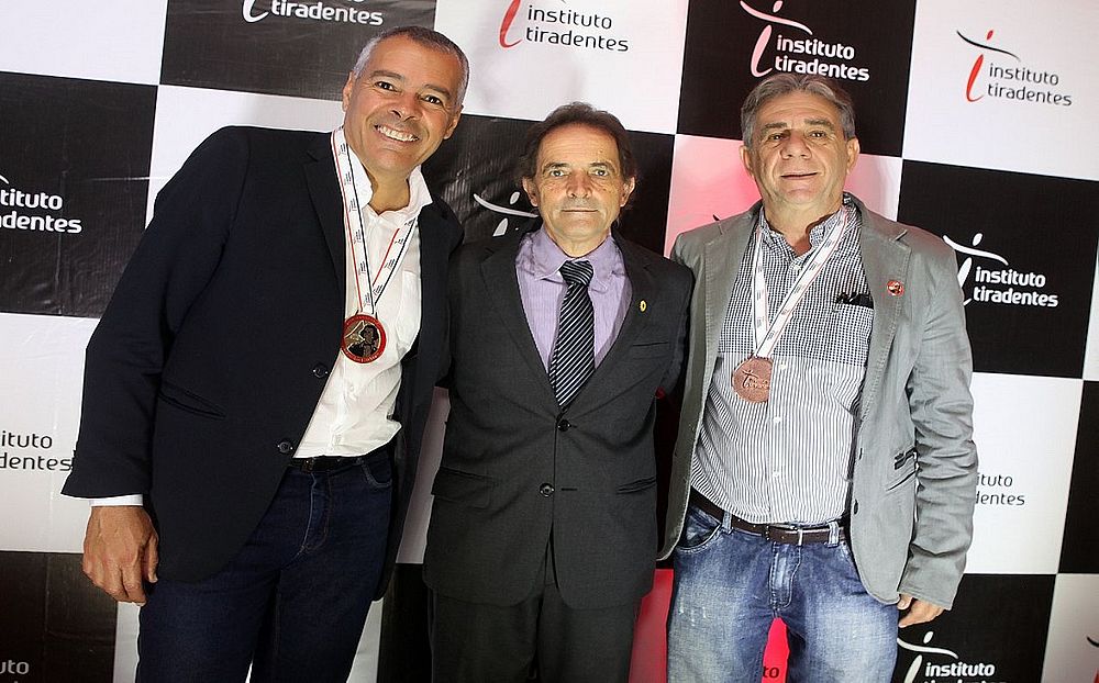 Prefeito Joaquim Neto e os secretários Rodrigo Matos (Saúde), Fabrício Faro (Educação) e José Edésio (Governo) de Alagoinhas recebendo medalha (Foto: Divulgação) Prefeito Joaquim Neto e os secretários Rodrigo Matos (Saúde), Fabrício Faro (Educação) e José Edésio (Governo) de Alagoinhas recebendo medalha (Foto: Divulgação)